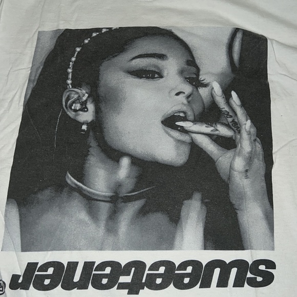 Ariana Grande Sweetener World Tour T-Shirt - Picture 2 of 3